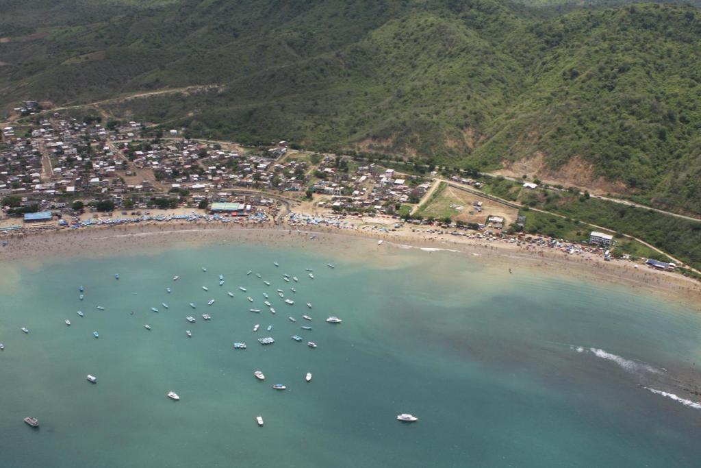 Hostal Humpback Internacional Puerto López Екстериор снимка