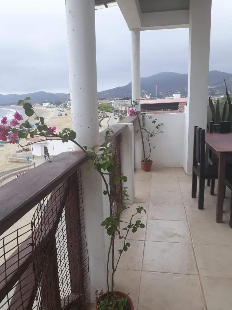 Hostal Humpback Internacional Puerto López Екстериор снимка