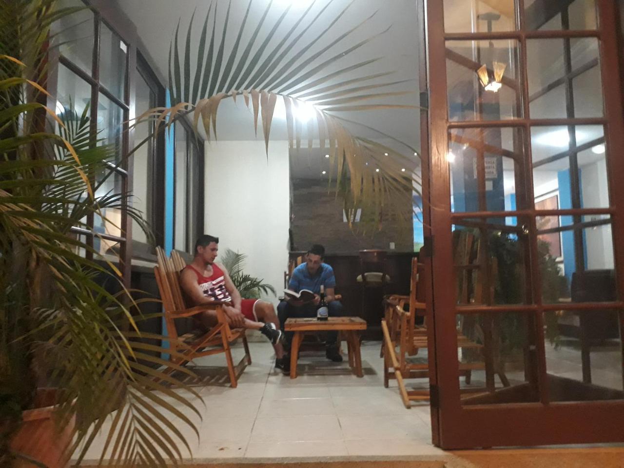 Hostal Humpback Internacional Puerto López Екстериор снимка