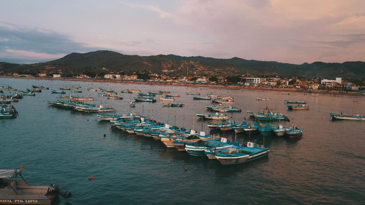 Hostal Humpback Internacional Puerto López Екстериор снимка
