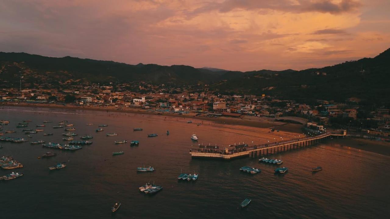 Hostal Humpback Internacional Puerto López Екстериор снимка