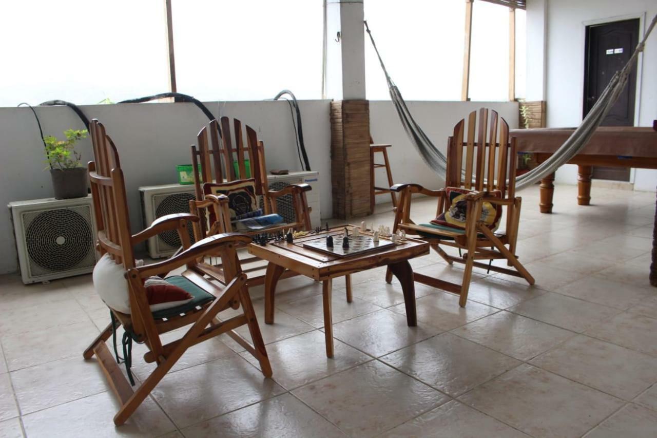 Hostal Humpback Internacional Puerto López Екстериор снимка